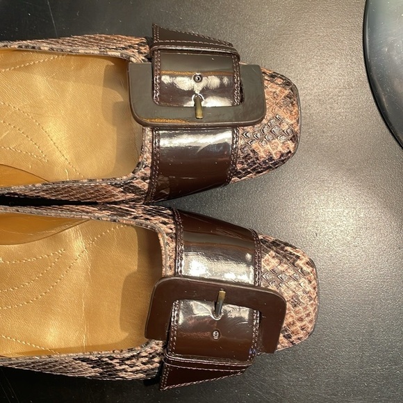 Tahari Brown Snakeskin Flats with patent leather Buckle Size 9M - Picture 4 of 6